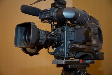 Profesyonel video kamera bir tripod ile mükemmel kırpma yolu olarak ayarlayın. Profesyonel üretim video kamera.