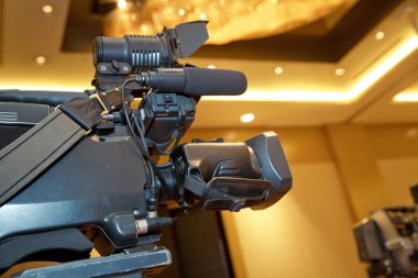 Profesyonel video kamera bir tripod ile mükemmel kırpma yolu olarak ayarlayın. Profesyonel üretim video kamera.