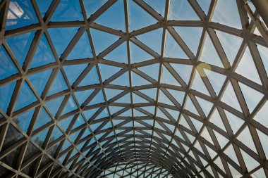 Eğri çatılı ve cam çelik kolonları olan modern bir bina. Bakış açısına göre çizgili geometrik soyut arkaplan. Arka plan olarak çelik yapı geometri inşaatı .