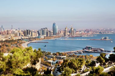 Bakü kenti, çatıların üzerini görüyor. Bakü şehir merkezi, Azerbaycan 'ın Bakü kentindeki Ulusal Bayrak Meydanı' nda yer alıyor. Bakü Bulvarı 'nın panoramik manzarası doğu yamacında.