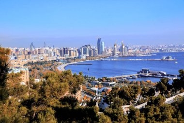 Bakü kenti, çatıların üzerini görüyor. Bakü şehir merkezi, Azerbaycan 'ın Bakü kentindeki Ulusal Bayrak Meydanı' nda yer alıyor. Hazar denizi Azerbaycan ile Bakü ufuk çizgisine bak