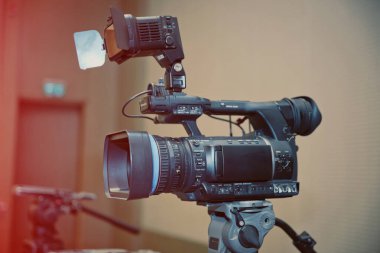 Profesyonel dijital kamera. 4K video kameralar için aksesuarlar. Bir konser salonundaki TV kamerası. Video kamera lensleri - TV stüdyosunda kayıt gösterimi - kamera açıklığına odaklan. Sepya rengi