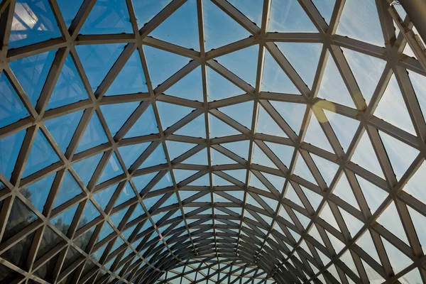 Modernes Gebäude mit geschwungenem Dach und Glasstahlsäule. Gitternetz geometrischen abstrakten Hintergrund in der Perspektive. Stahlkonstruktion Geometriekonstruktion als Hintergrund . — Stockfoto