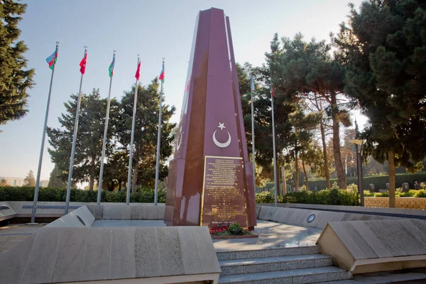 Památník a hřbitov tureckých mučedníků Baku věnovaný osmanským vojákům zabitým během první světové války v Ázerbájdžánu. Památník v Baku osmanským vojákům, kteří byli zabiti v boji. — Stock fotografie