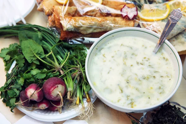 Dovga en el tazón. Rábano, cilantro, hierbas. Comida nacional de leche agria de la cocina azerbaiyana con yogur, hierbas y verduras sobre fondo rústico de cerca - Imagen — Foto de Stock