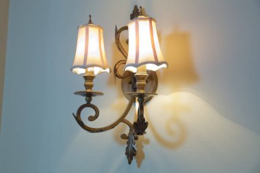 Klasik duvar lambası. Duvarda klasik tarzda bir ampul tasarımı. Antika lamba. Duvardaki klasik ışığa yaklaş.