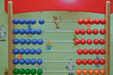 Oyuncak abaküs saymayı öğrenmek için. Renkli çocuklar, çocuklar için çerçeve sayıyor. Üst taraf, kırmızı yeşil ve taşaklı abaküs. Beyaz arka planda renkli ahşap boncukları olan geleneksel abaküs.