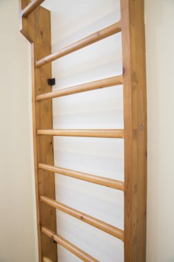 Okulun büyük boş spor salonunda tahta parmaklıklar var. Öğrenci egzersizleri için okulun spor salonunda ahşap. .