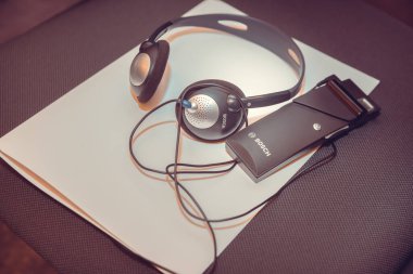 Eş zamanlı tercüme ekipmanları için kullanılan kulaklıklar. Yabancı dillerdeki görüşmeler sırasında eş zamanlı çeviri için bir kulaklık seti.