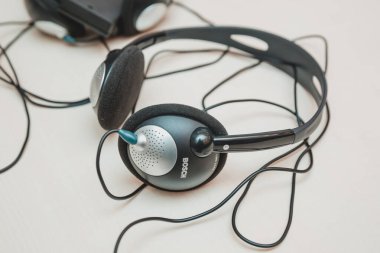Eş zamanlı tercüme ekipmanları için kullanılan kulaklıklar. Yabancı dillerdeki görüşmeler sırasında eş zamanlı çeviri için bir kulaklık seti.