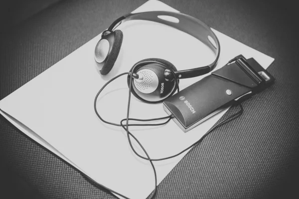 Headphones used for simultaneous translation equipment simultaneous interpretation equipment . A set of headphones for simultaneous translation during negotiations in foreign languages. — Stock Photo, Image