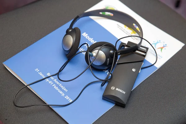 Eş zamanlı tercüme ekipmanları için kullanılan kulaklıklar. Yabancı dillerdeki görüşmeler sırasında eş zamanlı çeviri için bir kulaklık seti.