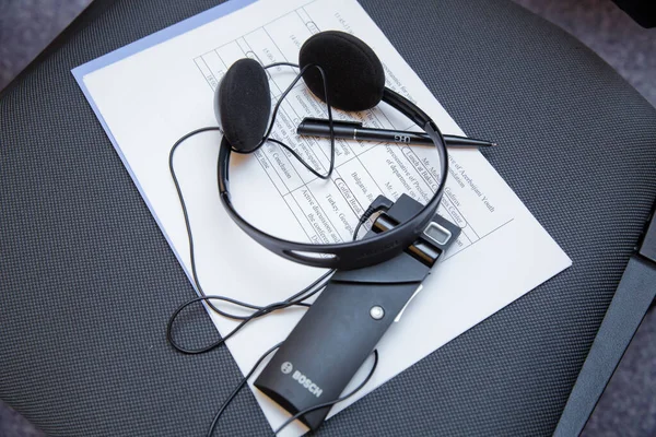 Auscultadores utilizados para equipamento de tradução simultânea equipamento de interpretação simultânea. Um conjunto de fones de ouvido para tradução simultânea durante as negociações em línguas estrangeiras . — Fotografia de Stock