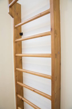 Okulun büyük boş spor salonunda tahta parmaklıklar var. Öğrenci egzersizleri için okulun spor salonunda ahşap. .