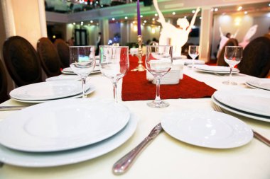 Restoranda çok güzel servis edilen bir masa. Büyüleyici kafede süslü bir masa. Lokantada masa ayarı. Boş bardaklar. Restorandaki masada boş bardak ve tabaklar. .