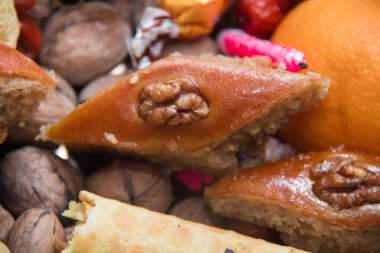 Baklava arka planda Xoncha. Novruz Noel Kurabiyesi Paxlava 'nın izole ve makro görüntüsü. Baxlava. Baklava cevizi doluyor. Navruz Nowruz Tatili, bahar Yeni Yıl Tatili.