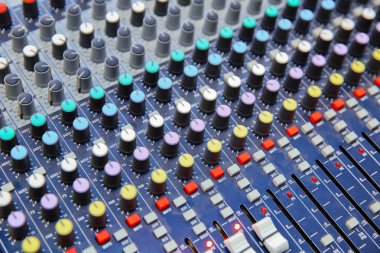 Müzikal yükseltici ses yükseltici ya da Knobs, Jack holes ve Mic Connectors ile müzik karıştırıcı resmi. Müzikal yükseltici ses yükselticisi ya da Knobs ve Jack delikli müzik karıştırıcı parçası .