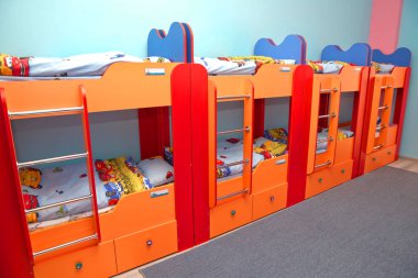 Yatak odasında çok yatak var. Boş oda. Yatak odasındaki çocuklar için. Özel anaokulu ya da çocuk odası. İki katlı yatak odalı bir anaokulu odası.