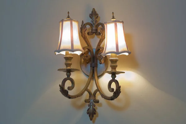 Vintage Lampa ścienna. projektowanie żarówki w stylu vintage na ścianie. antyczna lampa. zbliżenie na vintage światła na ścianie — Zdjęcie stockowe