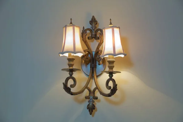 Вінтажна настінна лампа. Дизайн лампочки в старовинному стилі на стіні. старовинна лампа. крупним планом на старовинному світлі на стіні — стокове фото