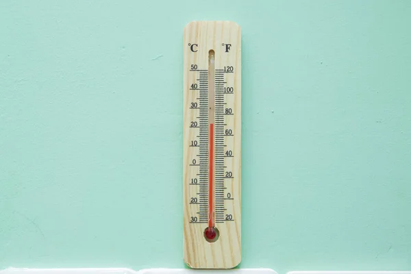 Blank space for writing . Thermometer on green background. Measuring temperature. Air temperature plus 21 degrees . Thermometer thermostat instrument to measure air temperature . — Stock Photo, Image