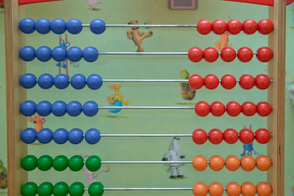 Toy Abacus se naučit počítat. Barevné děti počítají rám pro děti. Pohled shora. Abakus s červeně zelenou modří a míčky. Tradiční abakus s barevnými dřevěnými korálky na bílém pozadí. — Stock fotografie