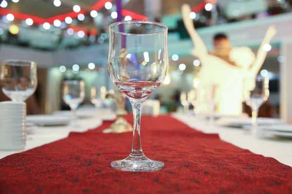 Μέρος του εσωτερικού. ποτήρια κρασιού στο τραπέζι μπροστά από το άδειο ποτήρι κρασιού. Αδειάστε ποτήρια κρασιού στο τραπέζι με θολή φόντο. Κενά ποτήρια σε εστιατόριο. — Φωτογραφία Αρχείου