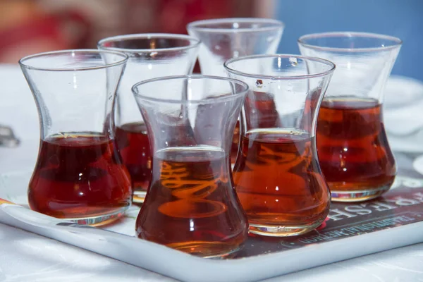 Thé dans un verre armudu. thé armudu sur plateau. thé dans un verre de poires à l'intérieur de la capsule  . — Photo