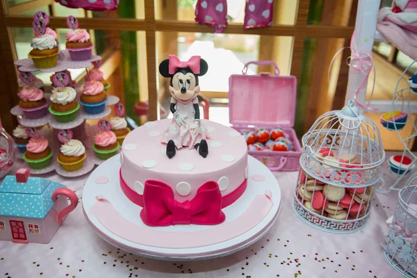 Mickey Mouse pembe pastadan esinlenmiştir. Miki Fare figürü, küçük bir kızın doğum günü için..