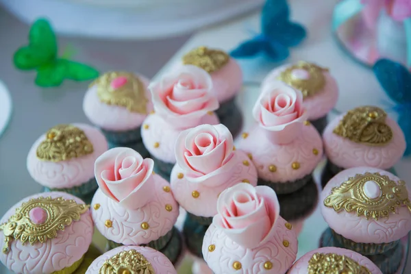 Conjunto de varios fondant flor en caja de plástico listo para ser entregado - conjunto brillante y rosa en la iluminación exterior. Envasado de magdalenas, caja de entrega, cupcakes de vainilla con crema rosa, enfoque selectivo . — Foto de Stock