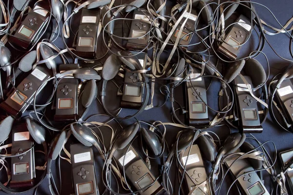 Auriculares inalámbricos de varios idiomas conjunto .auriculares utilizados para equipos de traducción simultánea equipo de interpretación simultánea —  Fotos de Stock