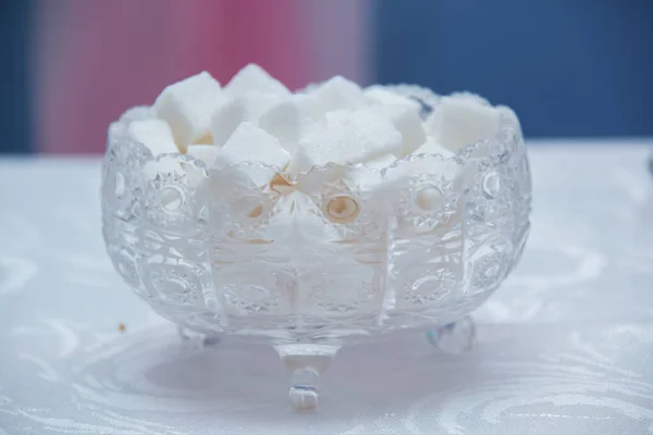 Gelas mangkuk diisi dengan gula batu. gula batu dalam mangkuk terisolasi pada latar belakang putih  . — Stok Foto