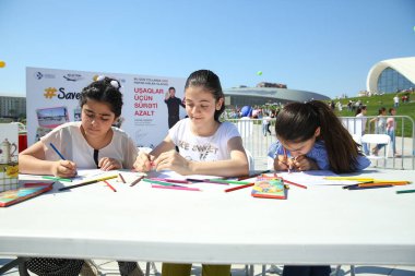 Bakü, Azerbaycan - 1 Haziran 2019 : Çocuk festivali . Haydar Aliyev Merkezi'nin parkında. Çocuk boyama
