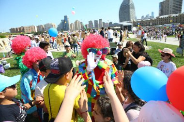 BAKU, AZERBAIJAN - Haziran 12019: çocuk festivali. Heydar Aliyev Merkezi 'nin parkında. Palyaçolar çocuk gösterileri düzenler.