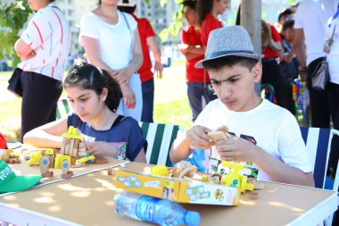 Bakü, Azerbaycan - 1 Haziran 2019 : Çocuk festivali . Haydar Aliyev Merkezi'nin parkında. İnşaat basittir