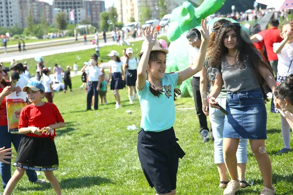 Baku Azerbejdżan Czerwiec 2019 Festiwal Dzieci Parku Heydar Aliyev Center — Zdjęcie stockowe