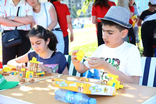 Baku Azerbajdzjan Juni 2019 Kids Festival Parken Heydar Aliyev Center — Stockfoto