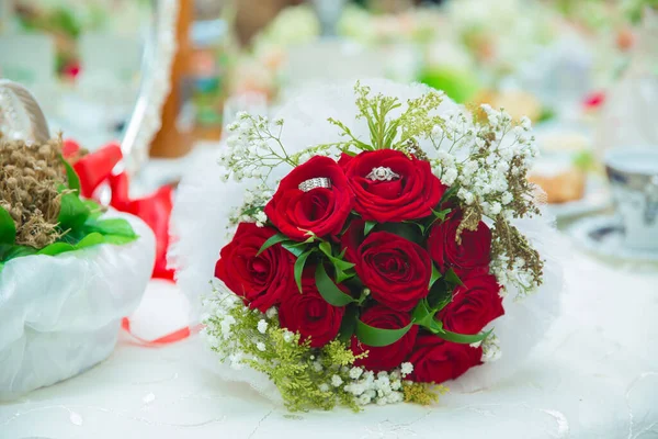Bröllopsbukett Med Röda Blommor Det Finns Droppar Vatten Rosorna Bröllop — Stockfoto