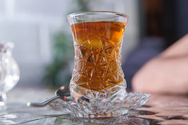 Thé en verre traditionnel armudu azerbaïdjanais en forme de poire. Azerbaïdjan thé noir .white cubes de sucre. Thé turc noir en verre en forme de poire, thé aromatique azerbaïdjanais traditionnel en tasse armudu  . — Photo