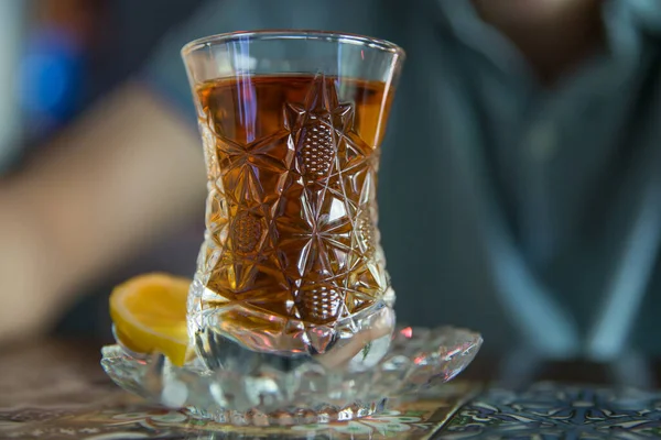 Thé en verre traditionnel armudu azerbaïdjanais en forme de poire. Azerbaïdjan thé noir .white cubes de sucre. Thé turc noir en verre en forme de poire, thé aromatique azerbaïdjanais traditionnel en tasse armudu  . — Photo