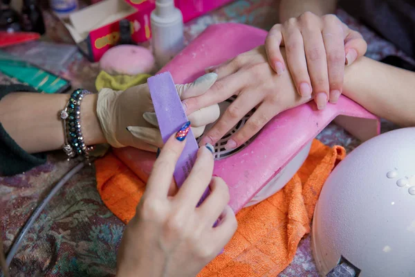 Woman Nail Salon Receiving Manicure Beautician Manicure Process Beautiful Salon — Stock Photo, Image