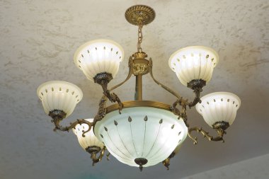 Antik avize 7 gerçek bronz su altlıkları yakar. Güzel bir kristal avizenin yakın çekimi. Güzel bir avize. Tavanın altında asılı pahalı bir avize.