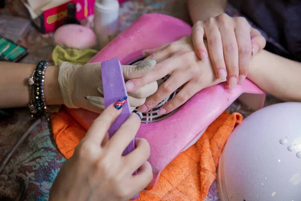 Woman Nail Salon Receiving Manicure Beautician Manicure Process Beautiful Salon — Stock Photo, Image