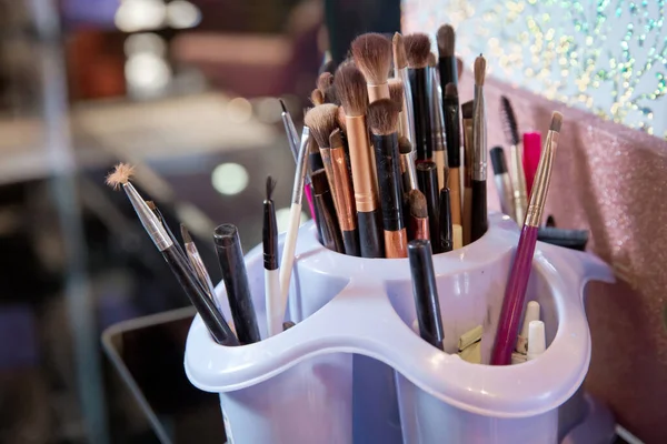 专业的人脸刷在桌上化妆 美容院里的身体绘画 关闭刷子包 专业的卫生工作者在化妆品工作室刷过通道 一套化妆品刷 — 图库照片