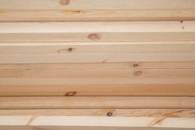 Hırdavatçı, arkaplan ve doku için inşaat malzemeleri, ahşap ürünler, ahşap kaplama, inşaat işleri için tahtalar. Kereste endüstrisi objeleri. Depoda ahşap kirişleri ya da kalasları bitmiş..