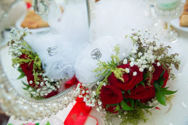 结婚的一束红花 玫瑰上有水滴 红玫瑰上有结婚戒指 — 图库照片