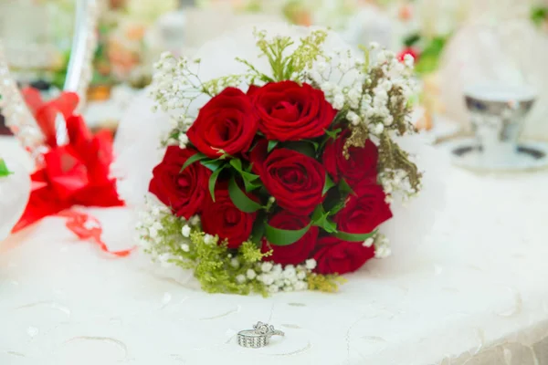 Bruiloft Boeket Van Rode Bloemen Zitten Druppels Water Rozen Trouwringen — Stockfoto