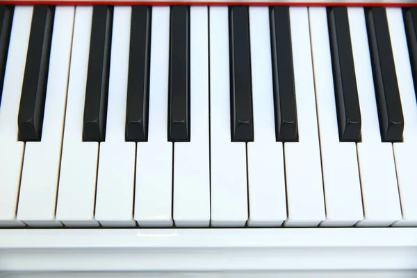 Piano Perustettiin Musiikkihuoneeseen Jotta Pianisti Voisi Harjoitella Ennen Klassista Pianonsoittoa — kuvapankkivalokuva