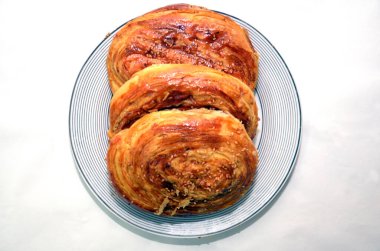 Gogal 'ın beyaz arka planda izole ettiği taze hamur işleri. Geleneksel Gogal Azerbaycan Kurabiyesi Novruz Paskalyasında. Azerbaycan milli pastası Gogal ve camla Novruz tatili