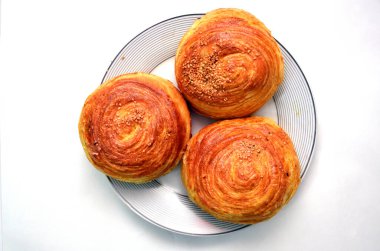 Gogal 'ın beyaz arka planda izole ettiği taze hamur işleri. Geleneksel Gogal Azerbaycan Kurabiyesi Novruz Paskalyasında. Azerbaycan milli pastası Gogal ve camla Novruz tatili